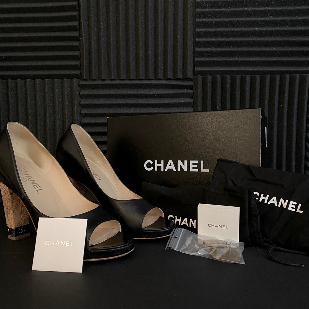 Lambskin Chanel Pumps w/cork and chain detail 39.5